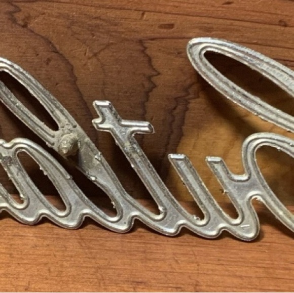 1971 1972 CUTLASS TRUNK SCRIPT EMBLEM OEM GM# 9851757 - Picture 6 of 6